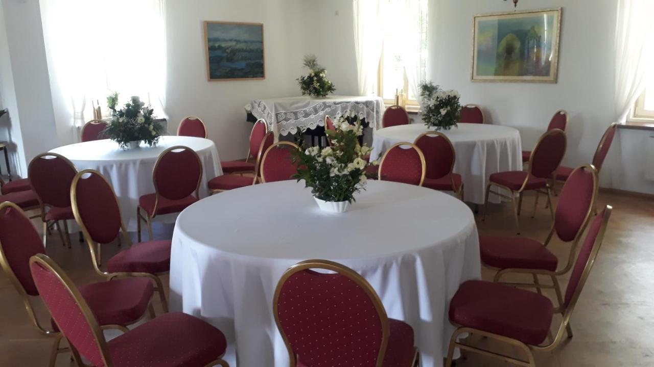 Dwor Strzyzew Bed & Breakfast Zelazowa Wola Екстериор снимка