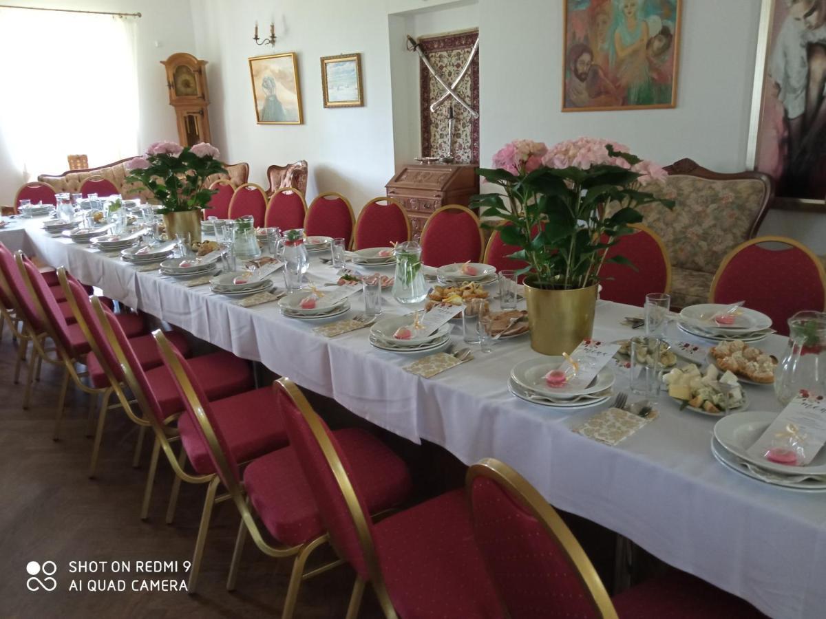 Dwor Strzyzew Bed & Breakfast Zelazowa Wola Екстериор снимка