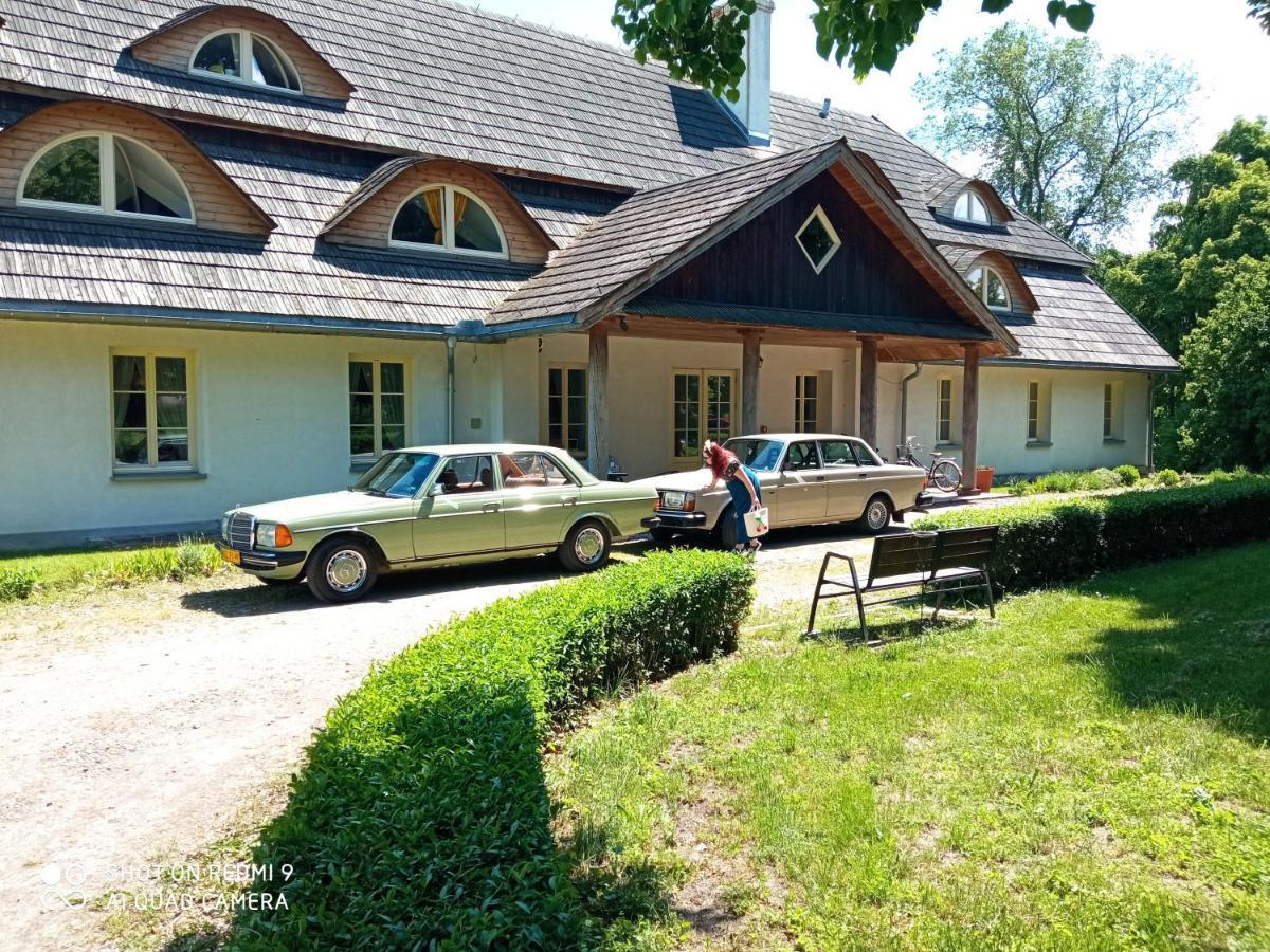 Dwor Strzyzew Bed & Breakfast Zelazowa Wola Екстериор снимка