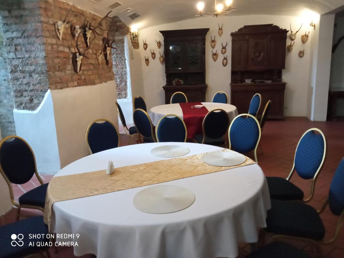 Dwor Strzyzew Bed & Breakfast Zelazowa Wola Екстериор снимка