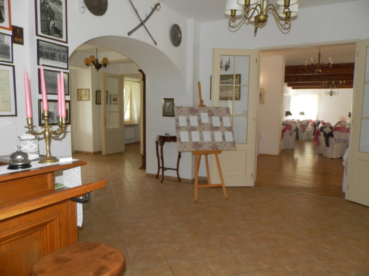 Dwor Strzyzew Bed & Breakfast Zelazowa Wola Екстериор снимка