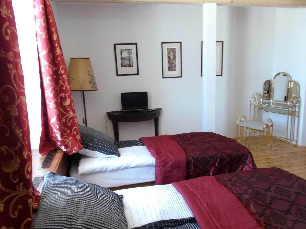 Dwor Strzyzew Bed & Breakfast Zelazowa Wola Екстериор снимка
