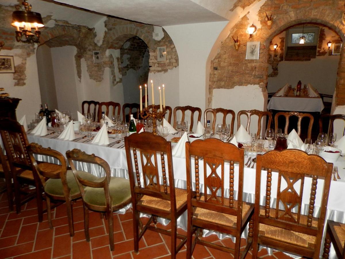 Dwor Strzyzew Bed & Breakfast Zelazowa Wola Екстериор снимка