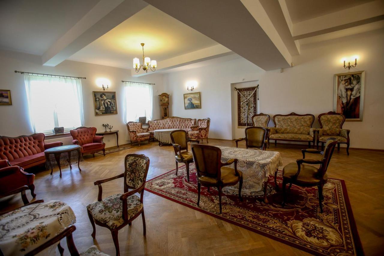 Dwor Strzyzew Bed & Breakfast Zelazowa Wola Екстериор снимка