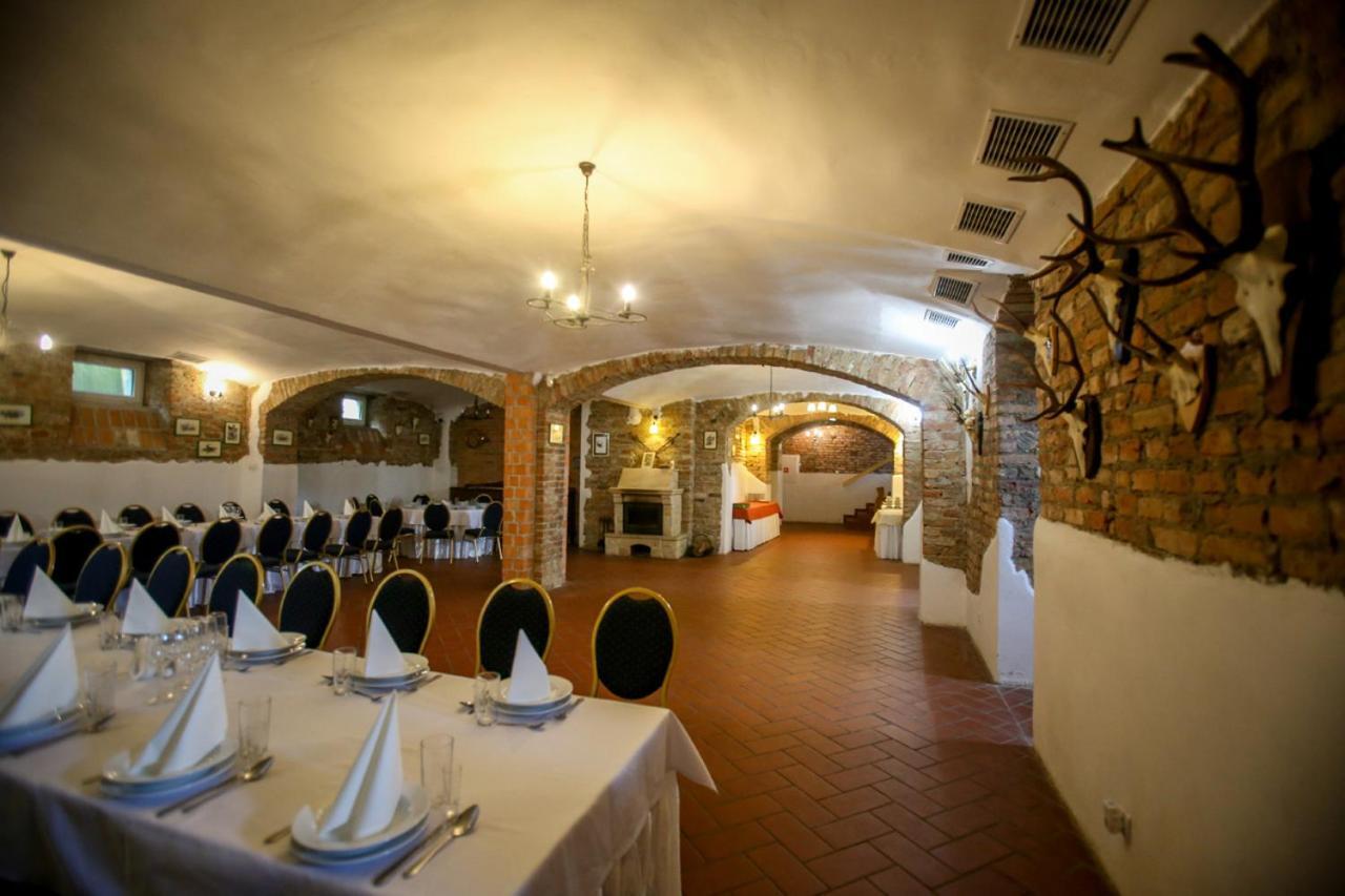 Dwor Strzyzew Bed & Breakfast Zelazowa Wola Екстериор снимка