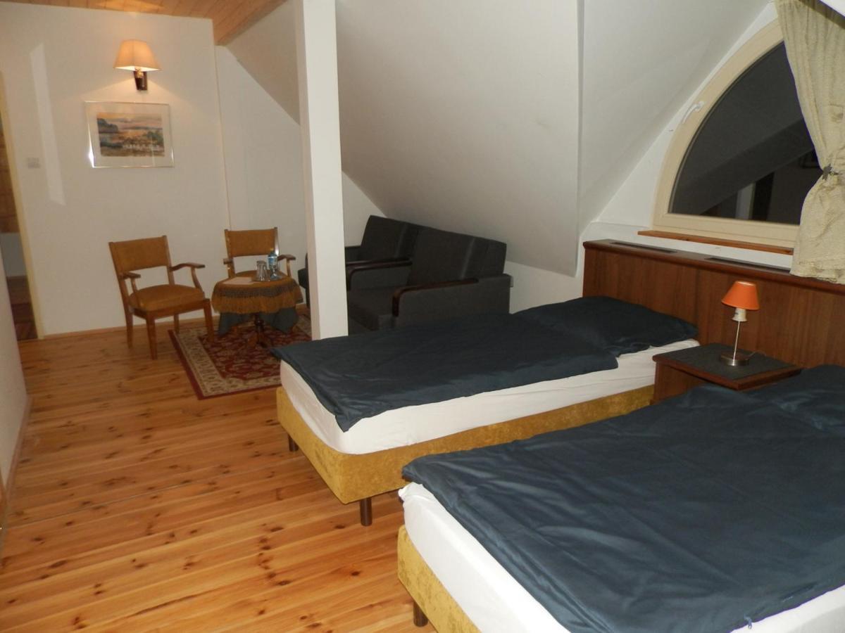 Dwor Strzyzew Bed & Breakfast Zelazowa Wola Екстериор снимка