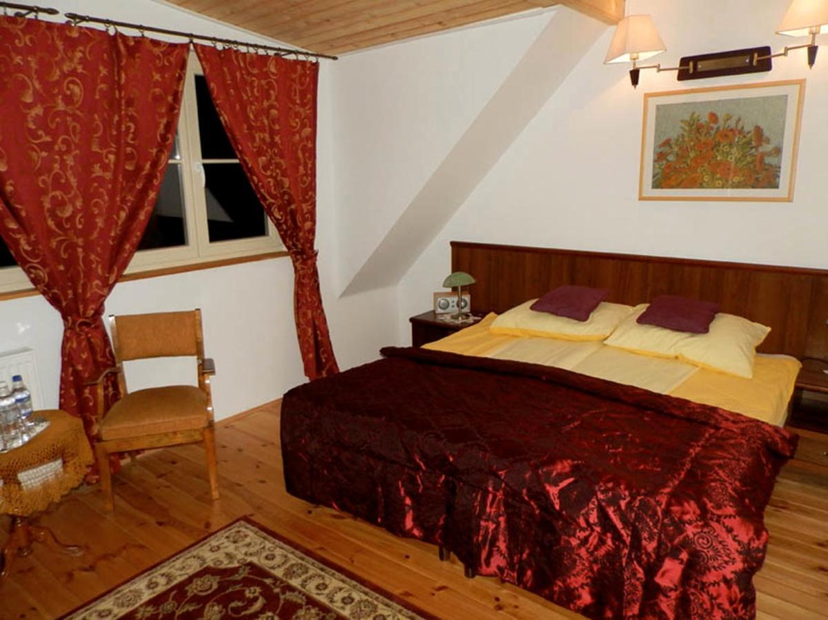 Dwor Strzyzew Bed & Breakfast Zelazowa Wola Екстериор снимка